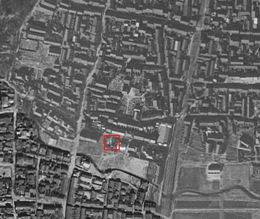 1942年の航空写真。牀菜庵跡付近を赤枠で示す